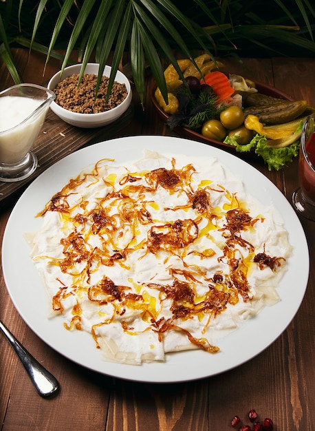 Azerbaiyán Guru Khingal - pasta caucásica con carne y cebolla frita.