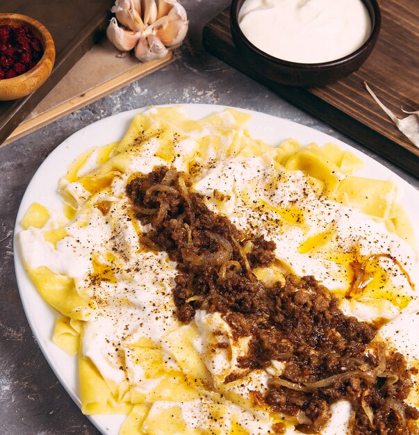 Azerbaiyán Guru Khingal - pasta caucásica con carne frita picada.