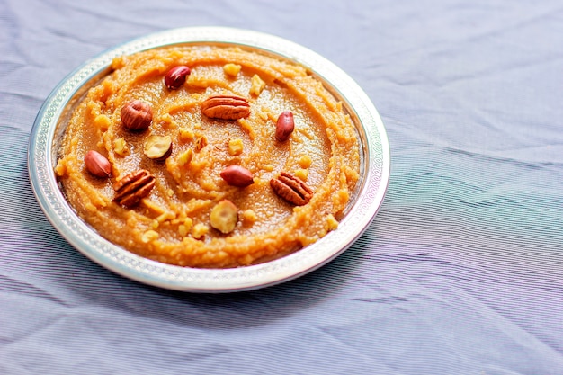 Azerbaiyán tradicional, indio, postre dulce turco halvah con nueces en la parte superior