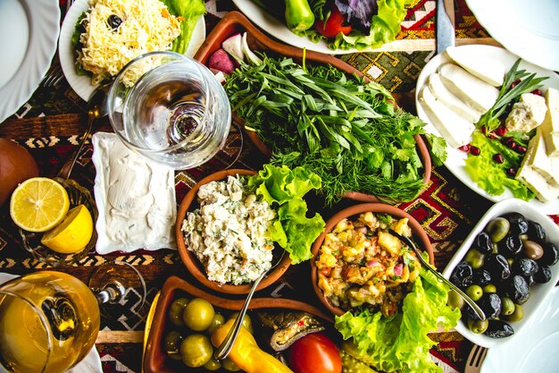 Azerí establece mangal queso verduras aceitunas encurtidos vista superior
