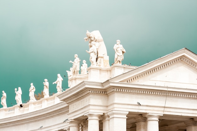 Foto gratuita en la azotea de un antiguo templo romano con estatuas en la parte superior