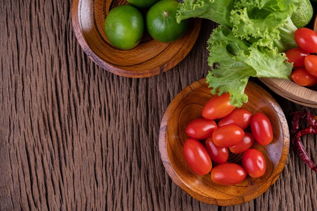 Azúcar de palma, cebollas rojas, pimientos secos, tomates, pepinos, judías largas y lechuga en un tazón.