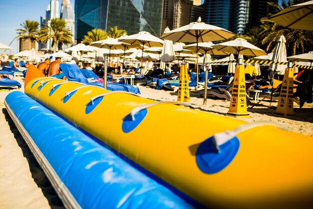 Azul y amarillo tubo de aire para montar en las olas del mar