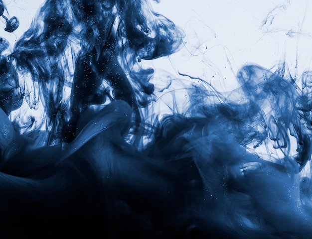 Azul oscuro en nube en agua