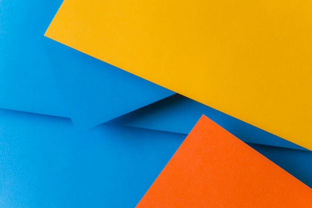 Azul; papeles de color naranja y amarillo para el fondo