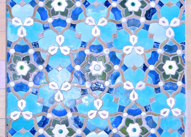 Azulejos ornamentales de mezquita islámica