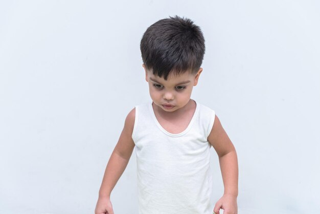 Baby Boy en camiseta blanca sobre fondo blanco.