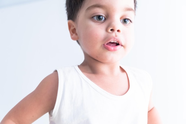 Baby Boy en camiseta blanca sobre fondo blanco.