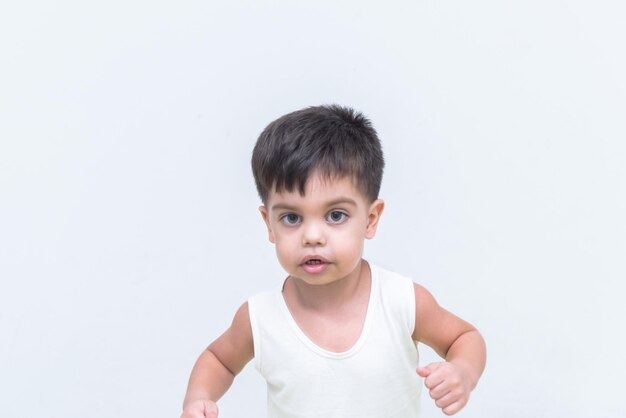 Baby Boy en camiseta blanca sobre fondo blanco.