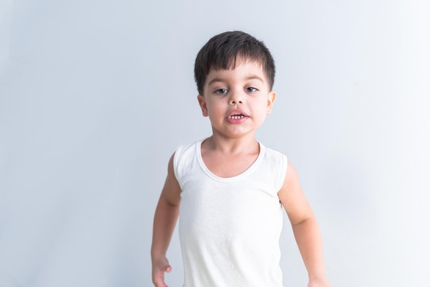 Foto gratuita baby boy en camiseta blanca sobre fondo blanco.