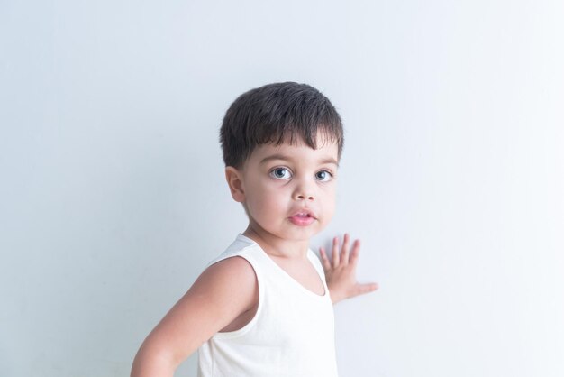 Baby Boy en camiseta blanca sobre fondo blanco.