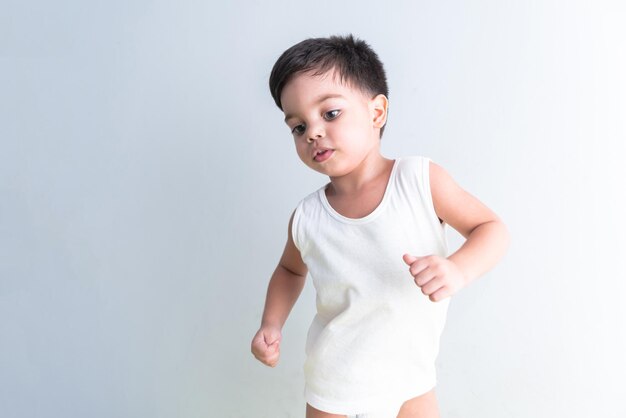 Baby Boy en camiseta blanca sobre fondo blanco.