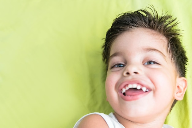 Foto gratuita baby boy con expresión divertida en su rostro