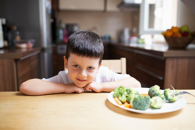 Foto gratuita baby boy rechazando alimentos saludables