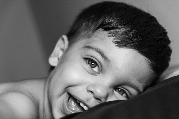 Baby Boy sobre fondo negro con luz reflejada en su rostro