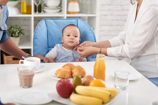 Baby Boy uniéndose a la cena familiar