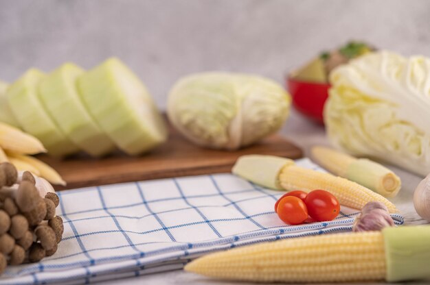 Baby corn, tomate, repollo y champiñones sobre tela