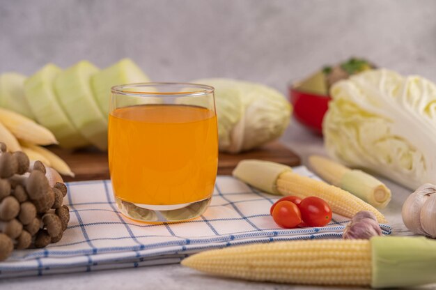 Baby corn, tomate, repollo y champiñones sobre tela