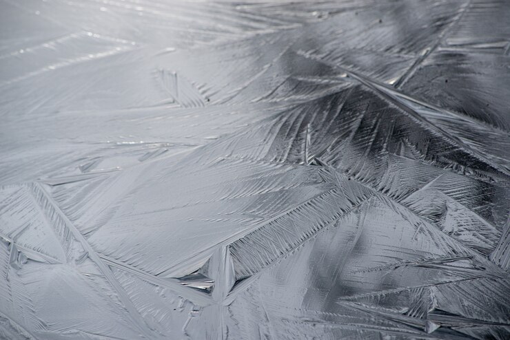 Photo Gratis background of a frosted surface with beautiful crystal patterns