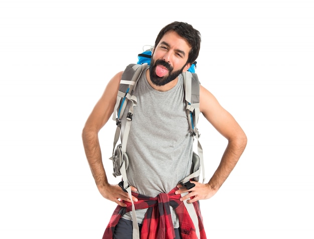 Foto gratuita backpacker haciendo una broma sobre fondo blanco aislado