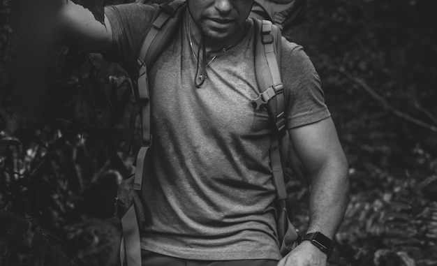Backpacker masculino trekking en el bosque