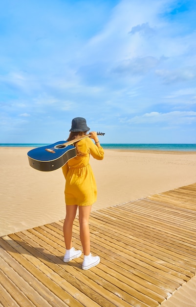 Foto gratuita backshot de un adolescente caucásico en la playa