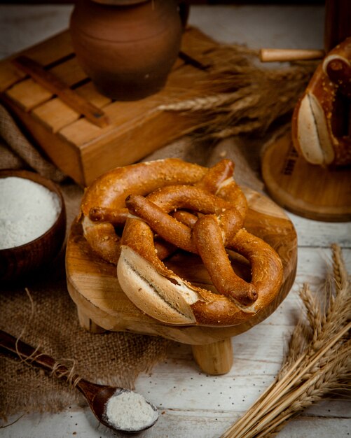 Bagel en el escritorio de madera