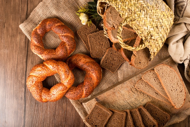 Bagel y rebanadas de pan oscuro en la canasta