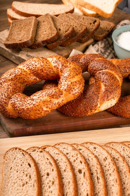 Bagel y rebanadas de pan oscuro en el tablero de la cocina