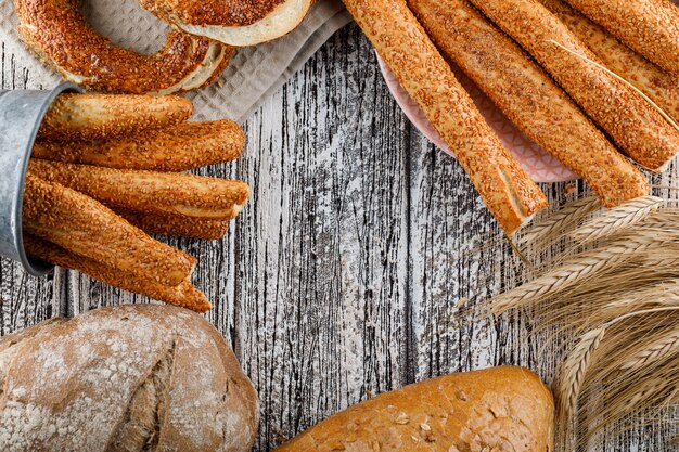 Bagel turco con pan, cebada vista superior sobre una superficie de madera