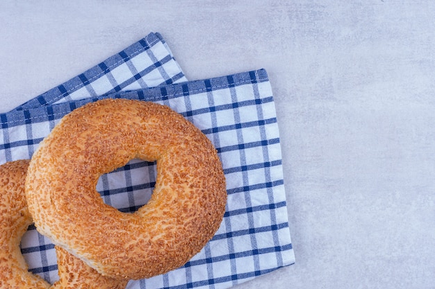 Foto gratuita bagel turco sobre un paño de cocina, sobre el mármol.