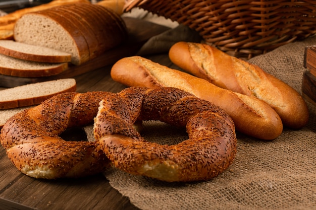 Bagels con baguette y rebanadas de pan