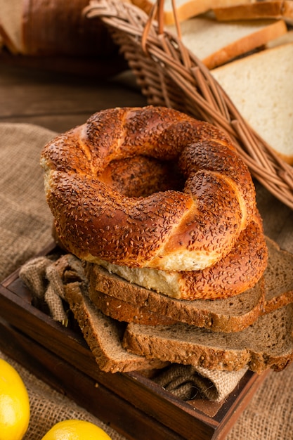 Bagels con rebanadas de pan en caja