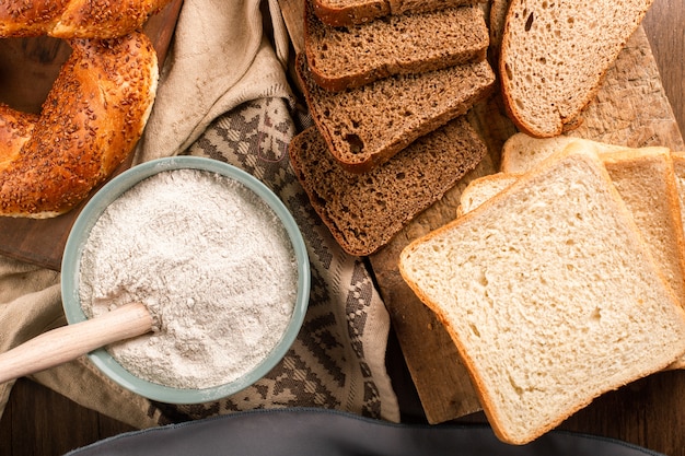 Bagels con rebanadas de pan y tazón de harina