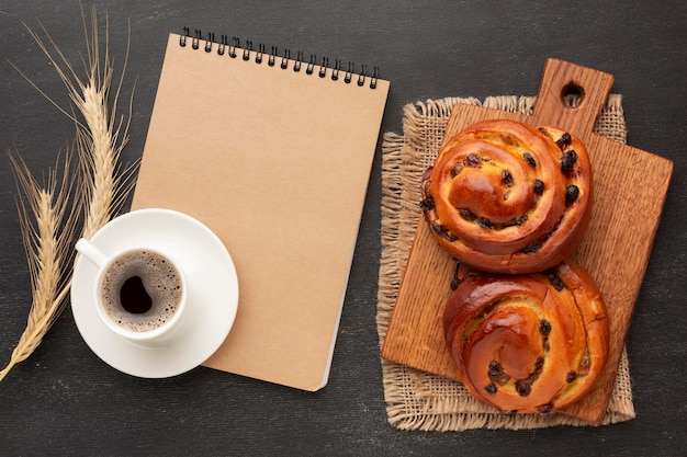 Bagels sabrosos y libreta vacía