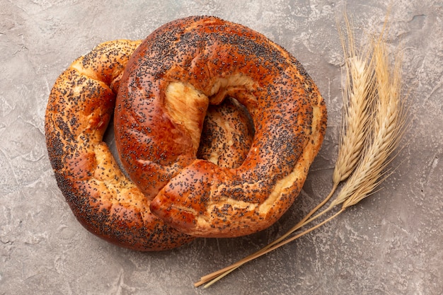 Bagels sabrosos con semillas de amapola