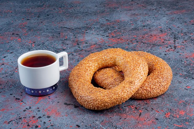 Bagels de sésamo con una taza de té Earl Grey.