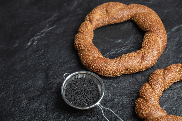 Bagels trenzados redondos y crujientes turcos con semillas de sésamo.