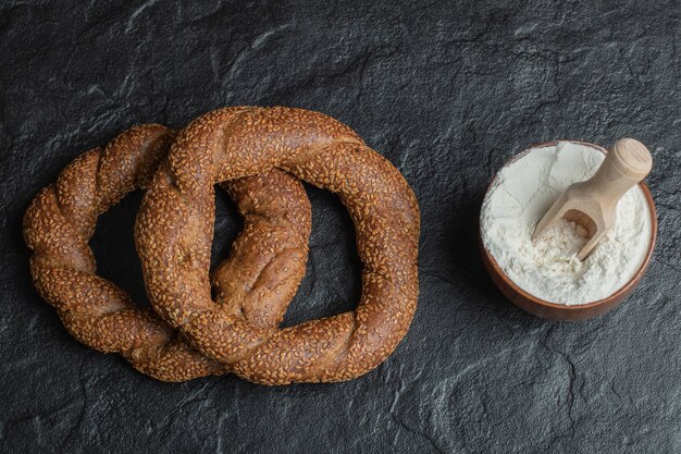 Bagels trenzados redondos y crujientes turcos con semillas de sésamo.