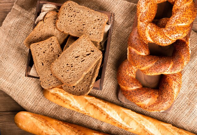 Bagels turcos con baguette francés y rebanadas de pan en caja