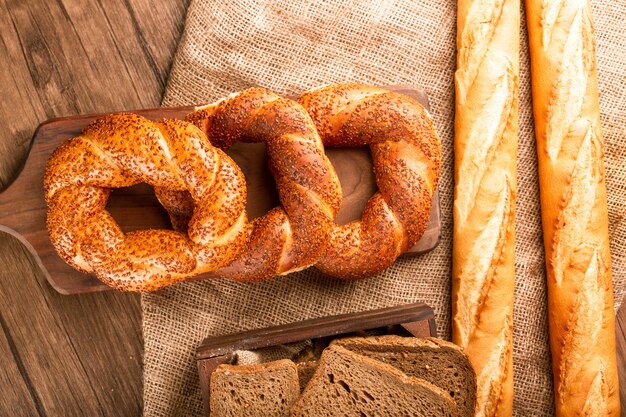 Bagels turcos con baguette francés y rebanadas de pan en caja