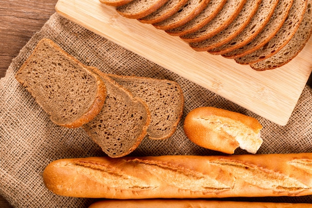 Baguette francés con rebanadas de pan