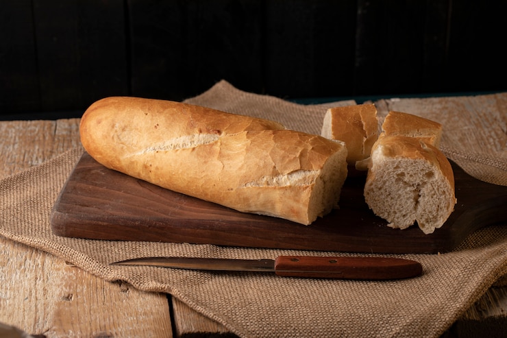 Foto gratuito baguette francés en rodajas sobre una tabla de madera