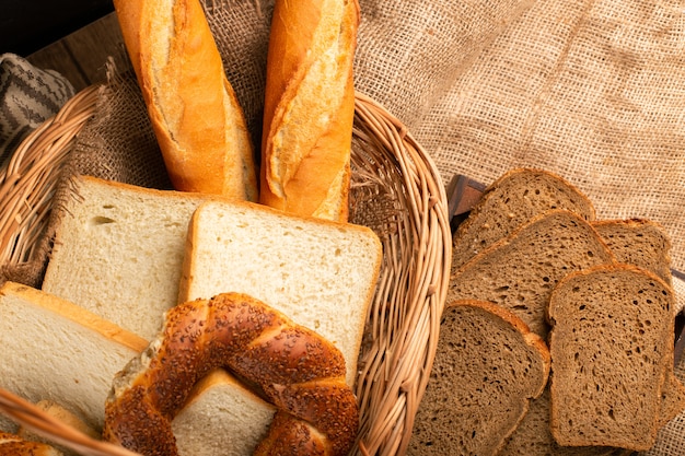 Foto gratuita baguette francesa con panecillos turcos y rebanadas de pan en la canasta