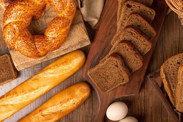 Baguette francesa con panecillos turcos y rebanadas de pan