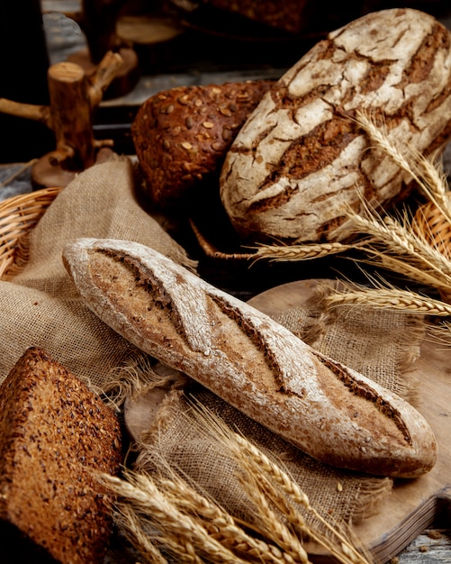 Baguette de grano entero orgánico colocado sobre tela de lino