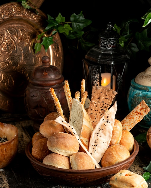 baguette de pan palitos de pan y bollos con sésamo en un tazón