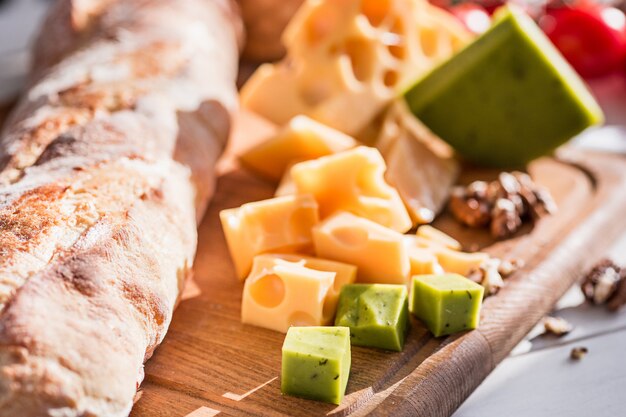 baguette y queso sobre tabla de madera