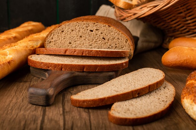 Baguette con rebanadas de pan integral y blanco en la canasta