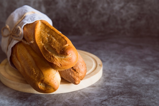 Baguette recién hecho en la mesa.